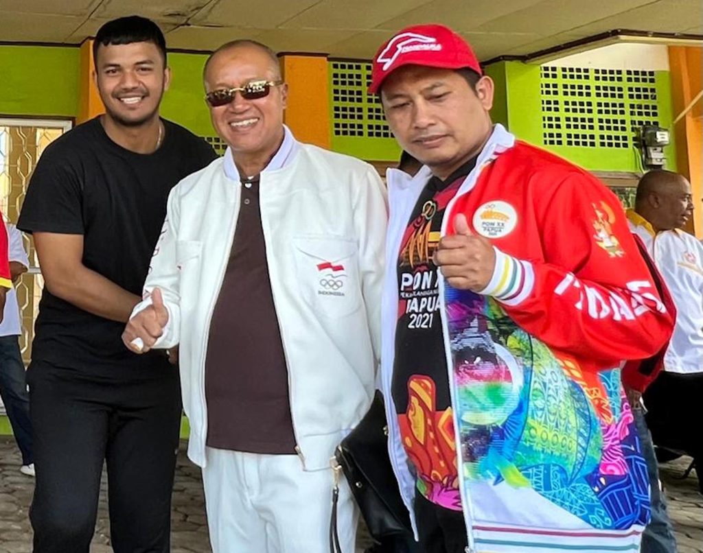 Ketua PASI Sumbar (tengah) bersama kedua atlet. FOTO - IST.