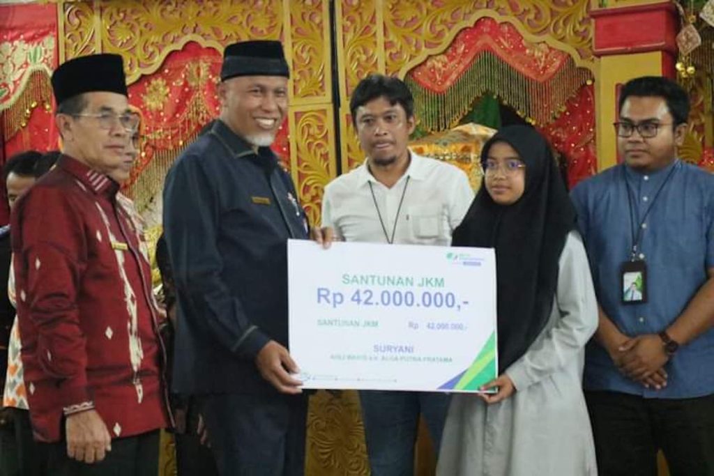 Gubernur Sumatera Barat Buya Mahyeldi saat meluncurkan Program Koperasi Konsumen (KOKESRA) Ekonomi Syariah Roda Dua dan Perlindungan Pekerja Rentan BPJS Ketenagakerjaan Tahun 2023. FOTO - IST.