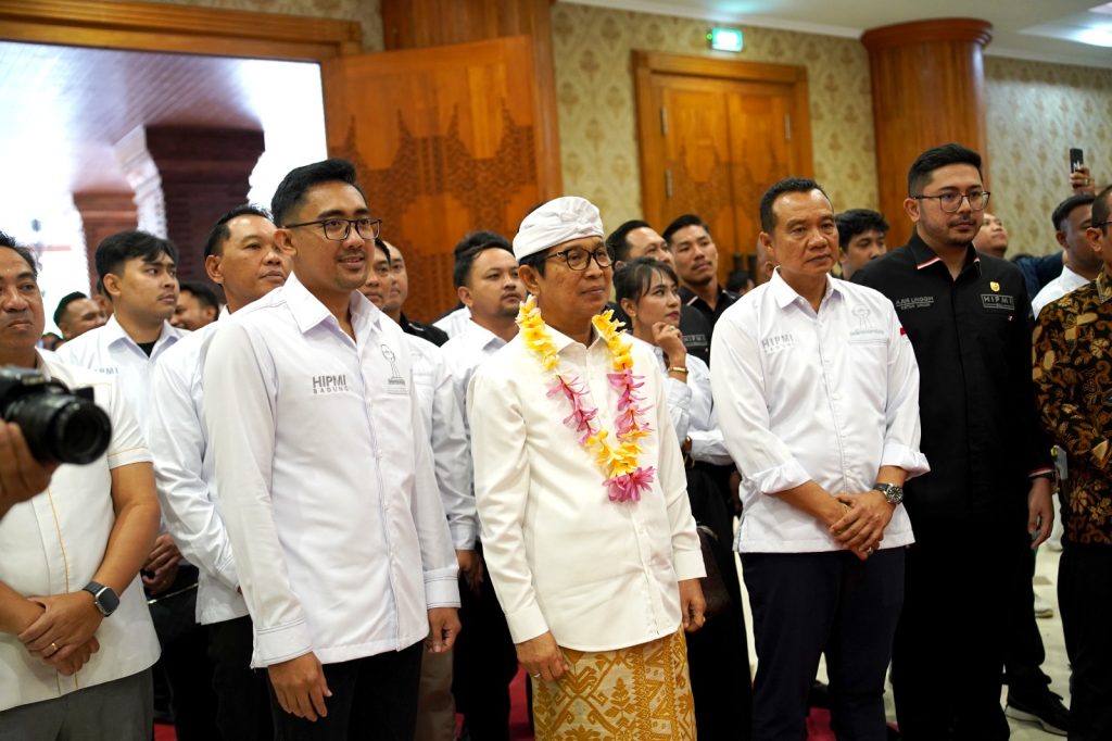 Ketua HIPMI Badung, Ketut Bijaya bersama Bupati Badung, Adi Arnawa.