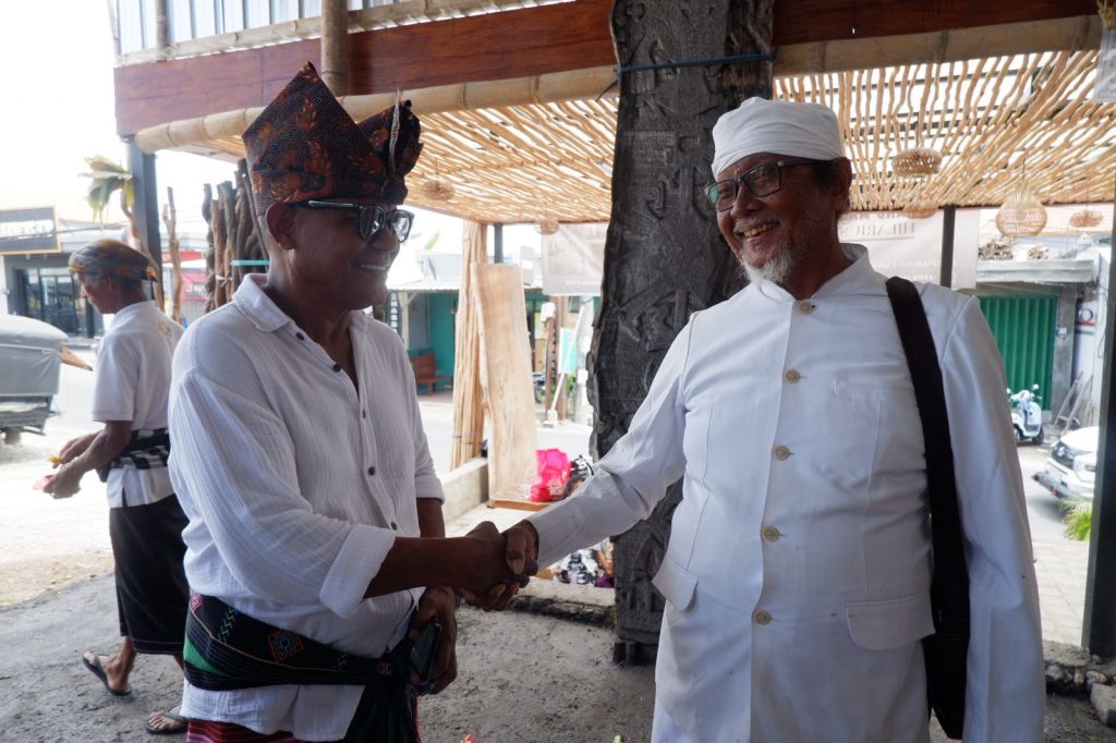 Pemilik Lakaan Timor Primitive, Hilarius Mali Asa, S.H, (kiri)